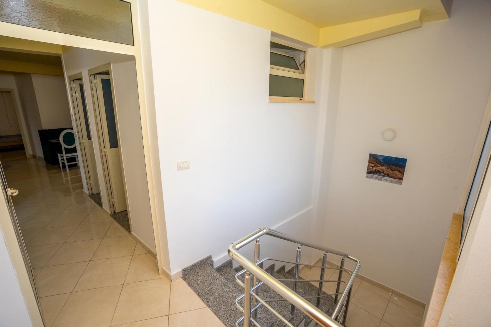Golden Sleep Hostel Shkoder Ngoại thất bức ảnh